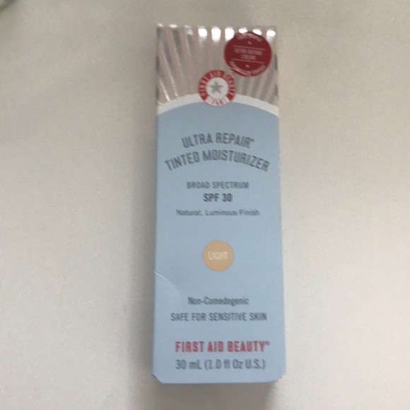 First Aid Beauty Tinted Moisturizer SPF 30 - Light - Picture 3 of 5